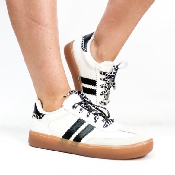 ❤️Makers Black Jessie Sporty, Sherpa Lined Gum Sole Sneakers❤️ - Picture 2 of 4